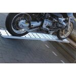 Motocykel najíždajúcí na vozík po hliníkovej skladacej rampe s nosnosťou 680 kg – LR019
