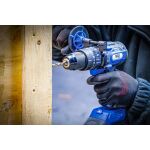 Aku skrutkovač BGS 18V bezkefový pri vŕtaní do dreva v dielni – B7361