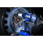 Aku rázový uťahovák BGS 18V pri povoľovaní kolesovej skrutky - B7363