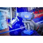 Aku teplovzdušná pištoľ BGS s plochou tryskou pri práci – B7372