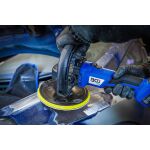 Aku leštička BGS pri práci na kovovom povrchu vozidla – B7374