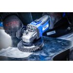Aku uhlová brúska BGS 18V pri kefovaní kovového povrchu – B7377