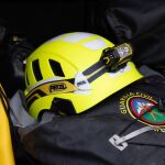 Čelovka Petzl XENA upevnená na žltej prilbe Guardia Civil, pripravená na zásah - E004BA00