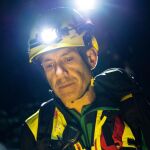 Záchranár so zapnutou čelovkou Petzl XENA na prilbe počas nočnej akcie - E004BA00