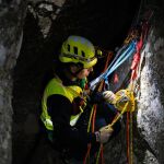 Horolezec s čelovkou Petzl XENA pri nočnom zlaňovaní v skalnej prierve - E004BA00