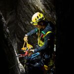 Nasvietený pracovník s čelovkou Petzl XENA v úzkom skalnom priestore - E004BA00