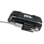 Napájací modul čelovky Petzl XENA s pripojeným USB-C káblom na nabíjanie - E004BA00