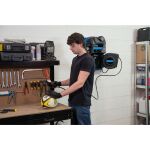 Použitie nástenného kompresora v dielni na hustenie lopty - GU50160