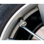 Presné nasadenie hustiča na automobilový ventil pre rýchle meranie tlaku – GU75196
