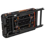 Spodný pohľad na prenosný pracovný stôl TACTIX s uloženými rýchloupínacími svorkami - TC326160