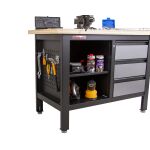 Ponk s tromi zásuvkami a policou