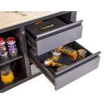 Ponk s tromi zásuvkami a policou