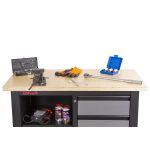 Ponk s tromi zásuvkami a policou