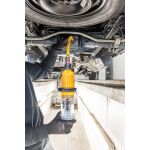 Plnenie diferenciálu automobilu prevodovým olejom pomocou plničky – V4368